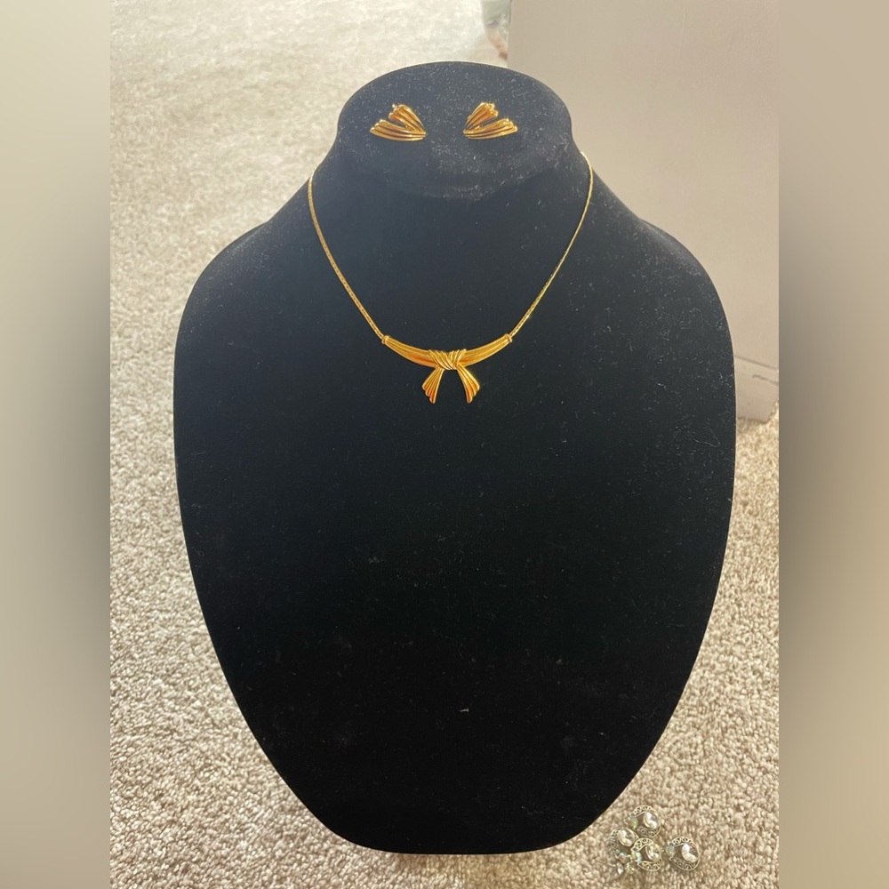 Vintage Avon Bow Goldtone necklace and earrings